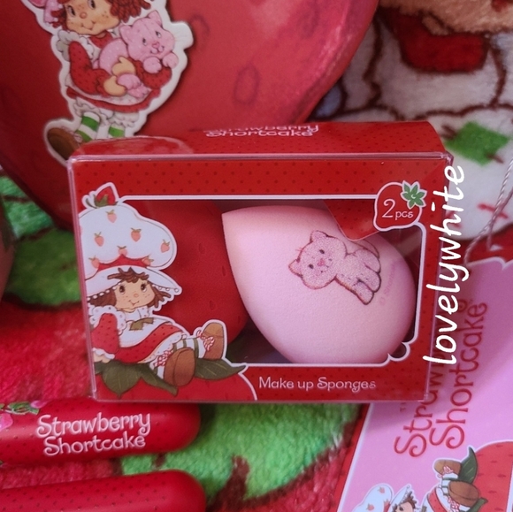 Strawberry Shortcake Makeup Sponge 🍓 - Picture 1 of 4